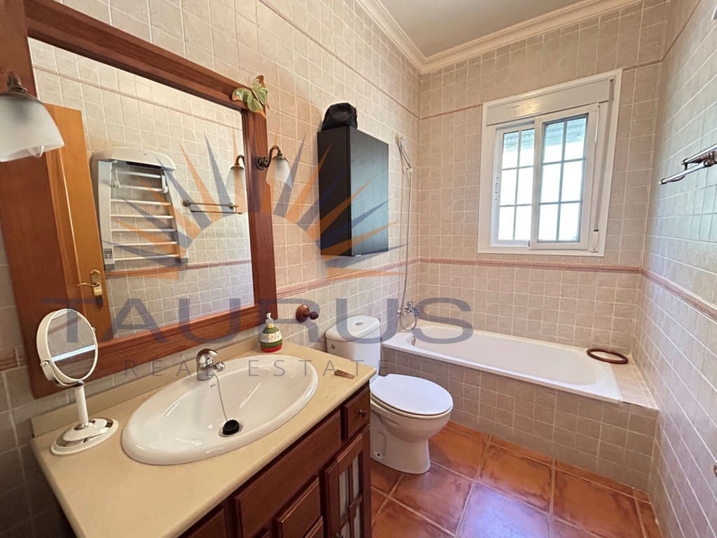 3 makuuhuone Huvila myytävänä paikassa Arenas de Velez mukana uima-altaan - 470 000 € (Ref: 9674016)