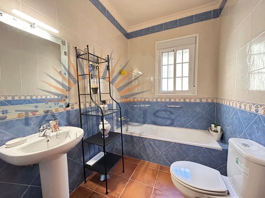 3 makuuhuone Huvila myytävänä paikassa Arenas de Velez mukana uima-altaan - 470 000 € (Ref: 9674016)