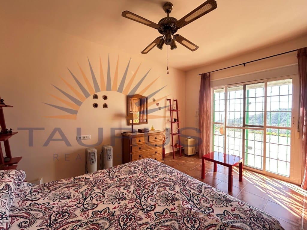 3 makuuhuone Huvila myytävänä paikassa Arenas de Velez mukana uima-altaan - 470 000 € (Ref: 9674016)