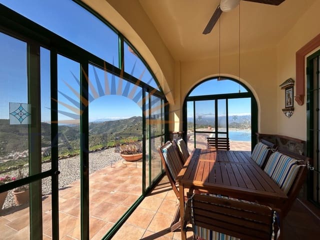 3 makuuhuone Huvila myytävänä paikassa Arenas de Velez, Arenas mukana uima-altaan - 470 000 € (Ref: 9674016)