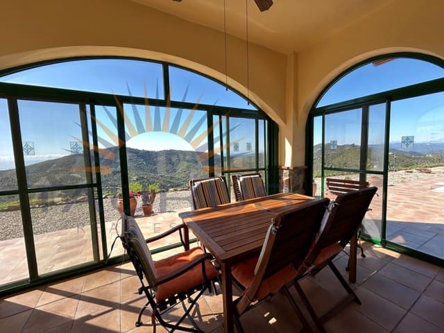 3 makuuhuone Huvila myytävänä paikassa Arenas de Velez, Arenas mukana uima-altaan - 470 000 € (Ref: 9674016)