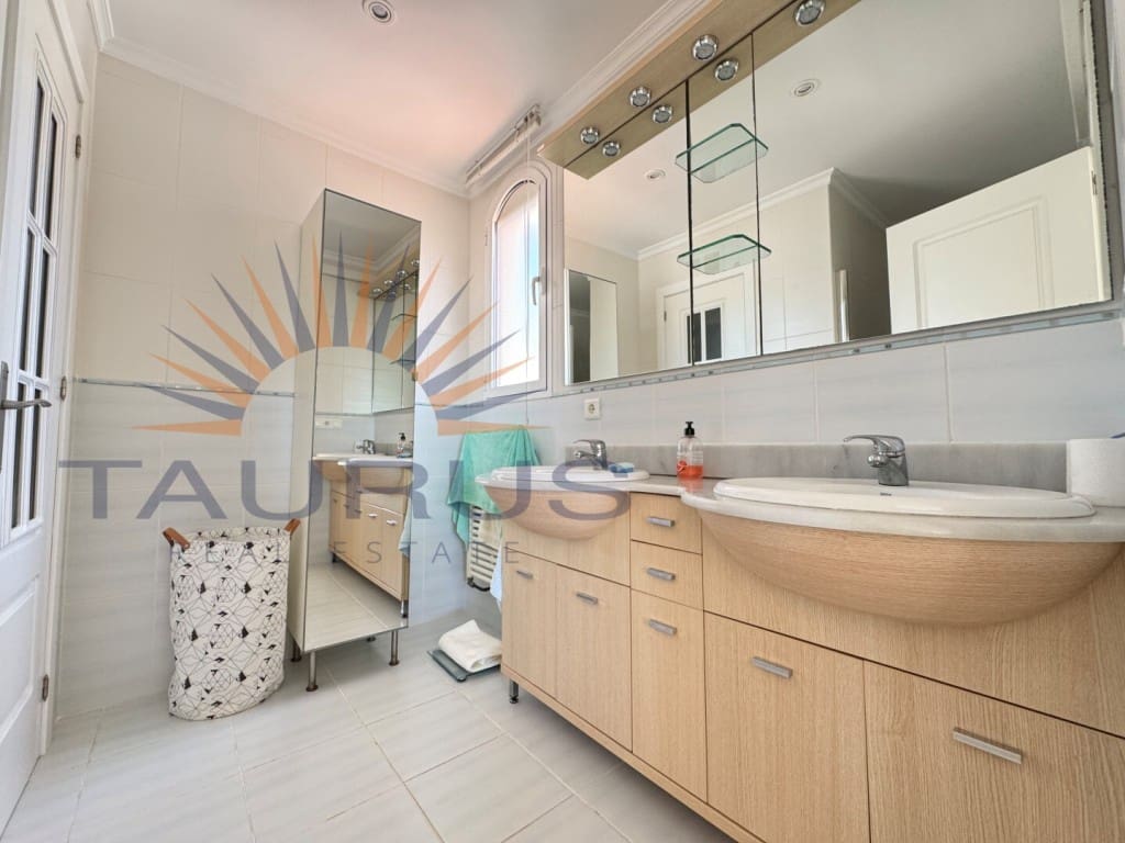 9 makuuhuone Huvila myytävänä paikassa Nerja mukana 
autotalli - 1 590 000 € (Ref: 9677059)