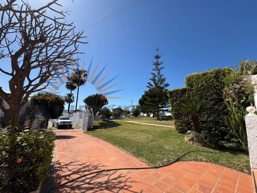 9 makuuhuone Huvila myytävänä paikassa Nerja mukana 
autotalli - 1 590 000 € (Ref: 9677059)