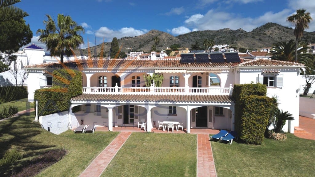 9 makuuhuone Huvila myytävänä paikassa Nerja mukana 
autotalli - 1 590 000 € (Ref: 9677059)