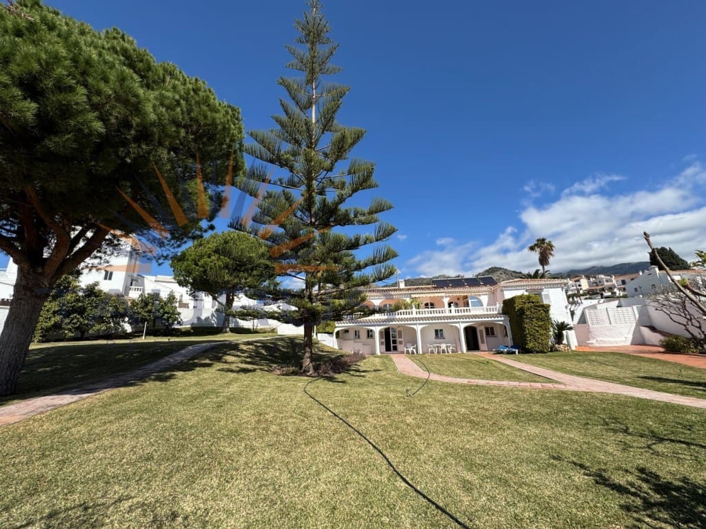 9 makuuhuone Huvila myytävänä paikassa Nerja mukana 
autotalli - 1 590 000 € (Ref: 9677059)