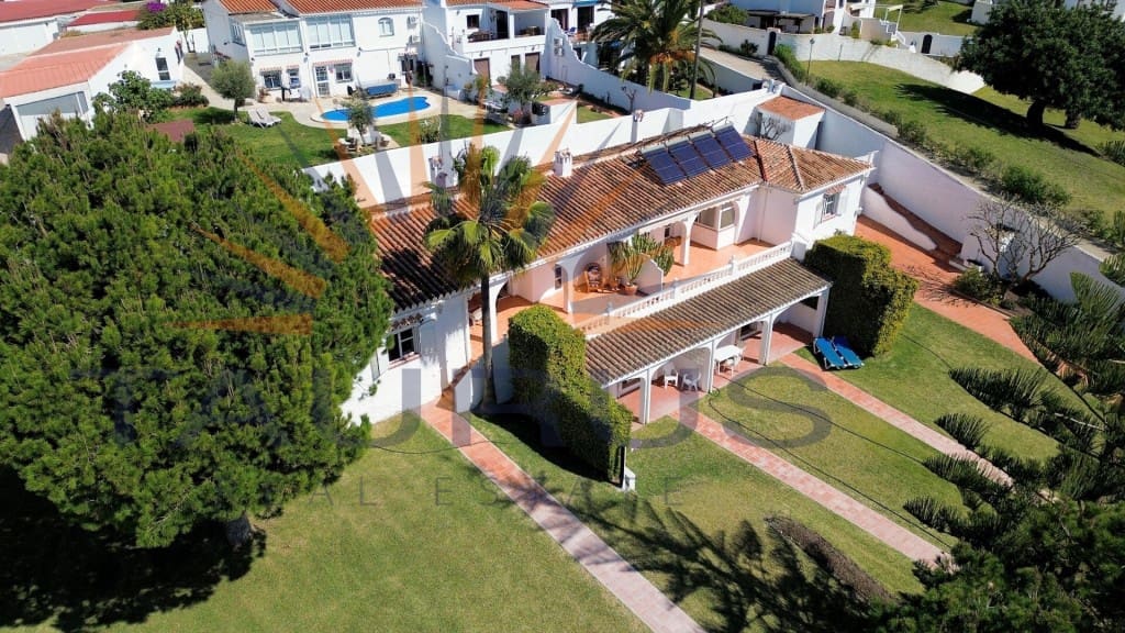 9 makuuhuone Huvila myytävänä paikassa Nerja mukana 
autotalli - 1 590 000 € (Ref: 9677059)