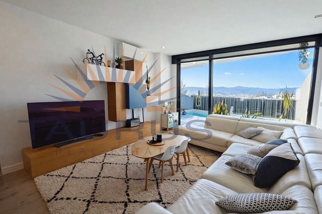 3 makuuhuone Omakotitalo myytävänä paikassa Caleta de Vélez, Vélez-Málaga mukana uima-altaan 
autotalli - 559 000 € (Ref: 9695153)