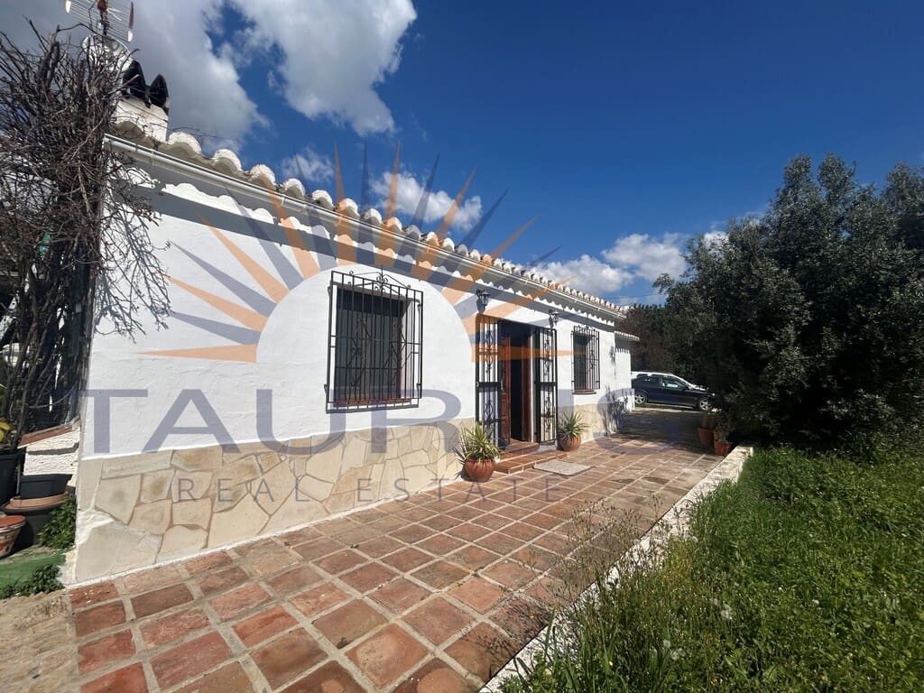 5 bedroom Villa for sale in Periana with pool - € 575,000 (Ref: 9698682)