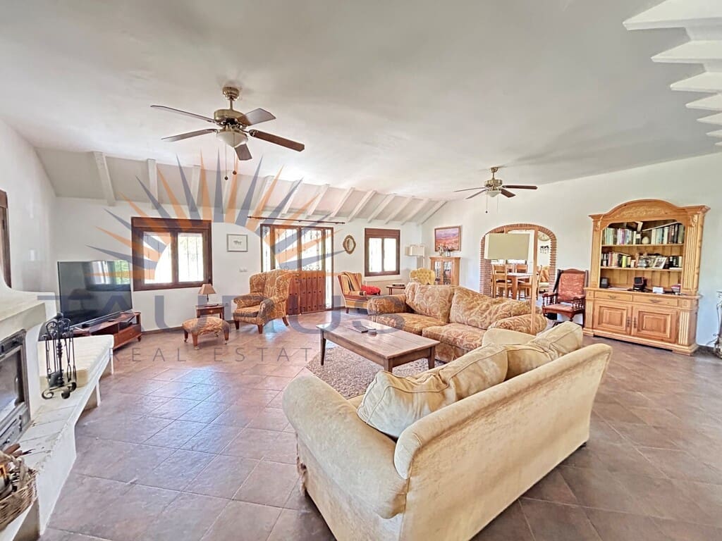 5 bedroom Villa for sale in Periana with pool - € 575,000 (Ref: 9698682)