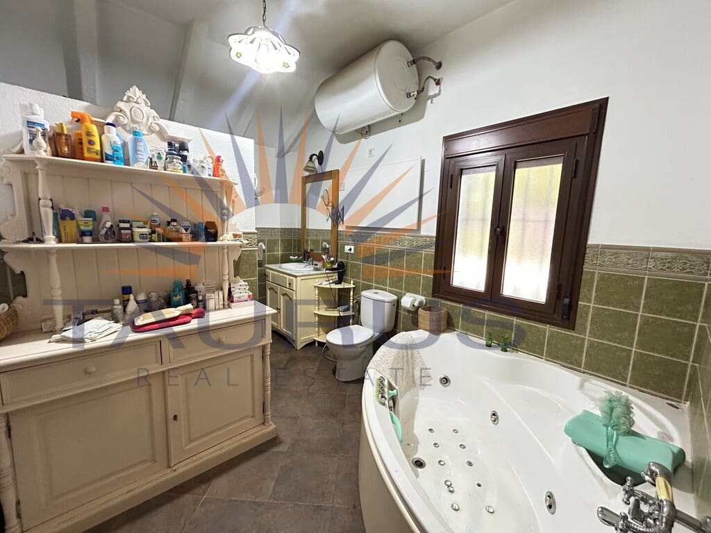 5 bedroom Villa for sale in Periana with pool - € 575,000 (Ref: 9698682)