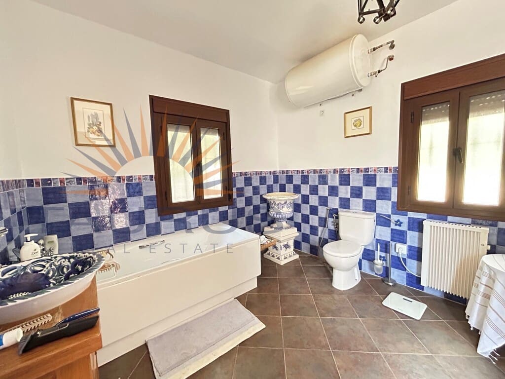 5 bedroom Villa for sale in Periana with pool - € 575,000 (Ref: 9698682)