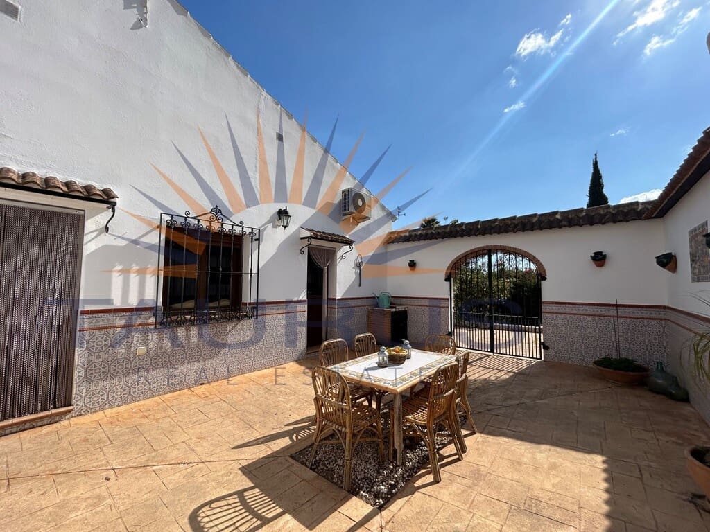 5 bedroom Villa for sale in Periana with pool - € 575,000 (Ref: 9698682)