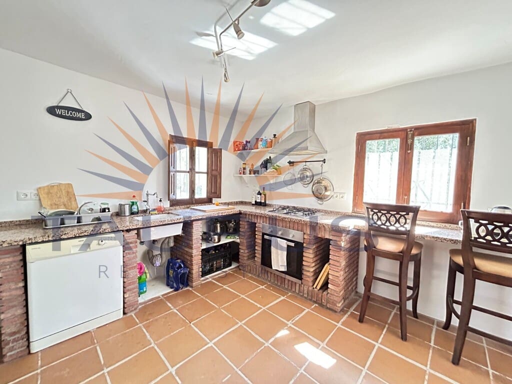 5 bedroom Villa for sale in Periana with pool - € 575,000 (Ref: 9698682)