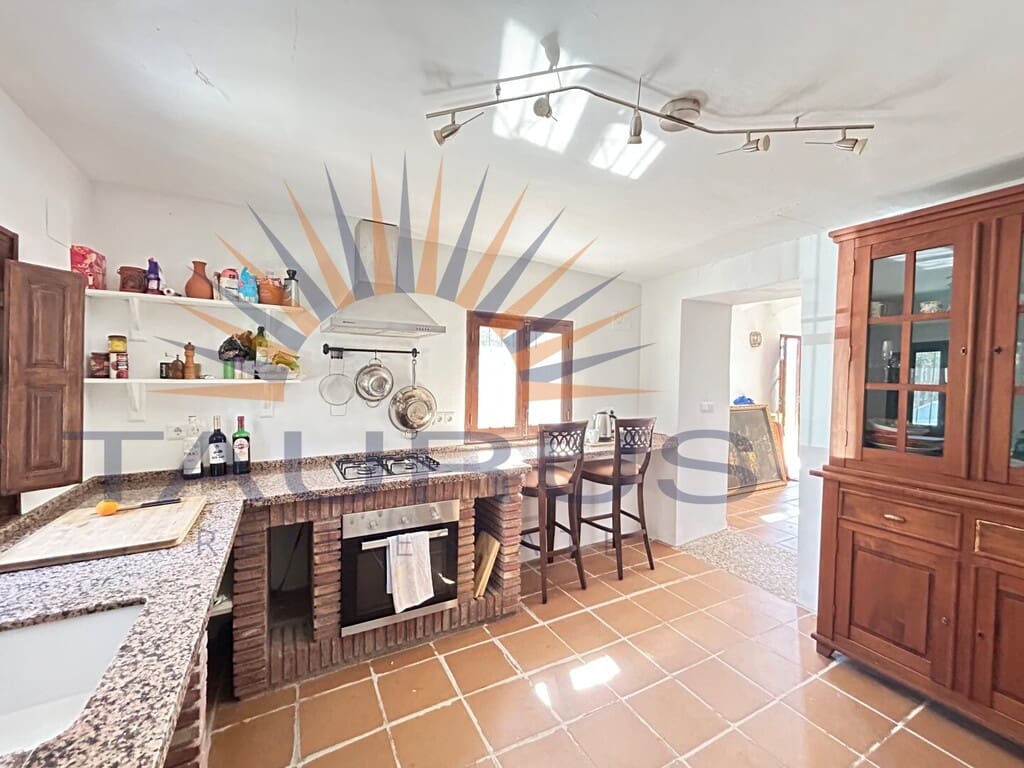 5 bedroom Villa for sale in Periana with pool - € 575,000 (Ref: 9698682)