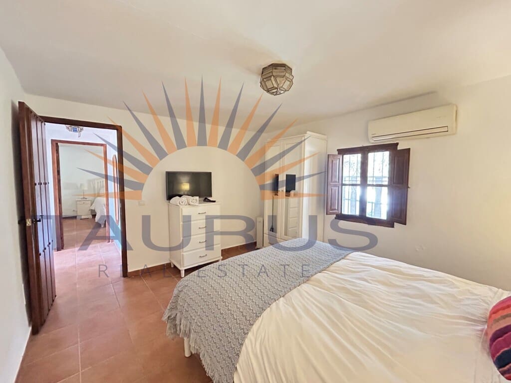 5 bedroom Villa for sale in Periana with pool - € 575,000 (Ref: 9698682)