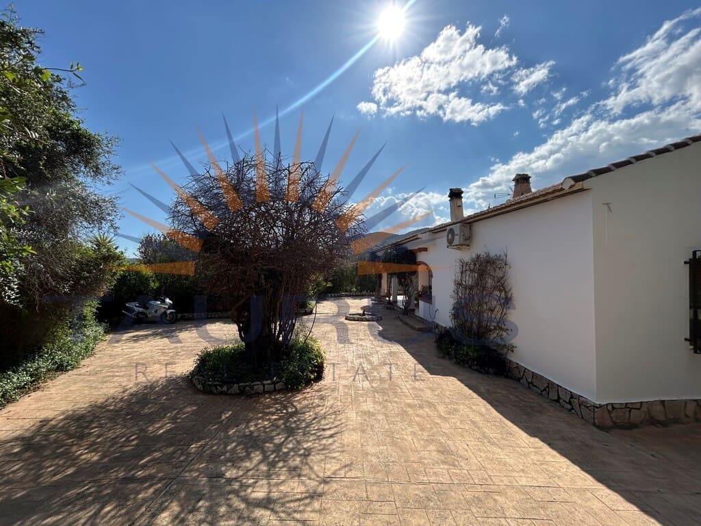 5 bedroom Villa for sale in Periana with pool - € 575,000 (Ref: 9698682)