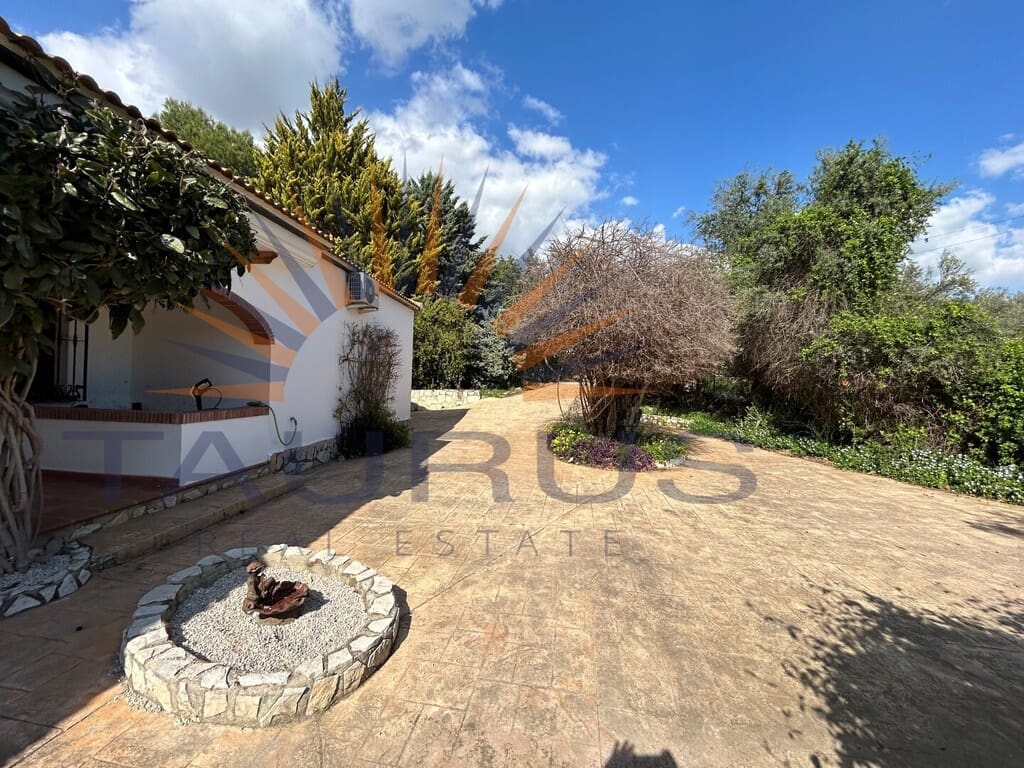 5 bedroom Villa for sale in Periana with pool - € 575,000 (Ref: 9698682)