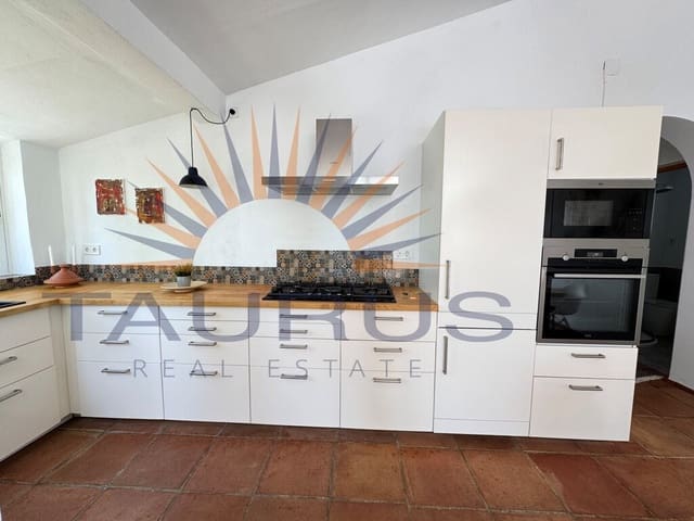 3 soveværelse Villa til salg i Sayalonga med swimmingpool - € 475.000 (Ref: 9701482)