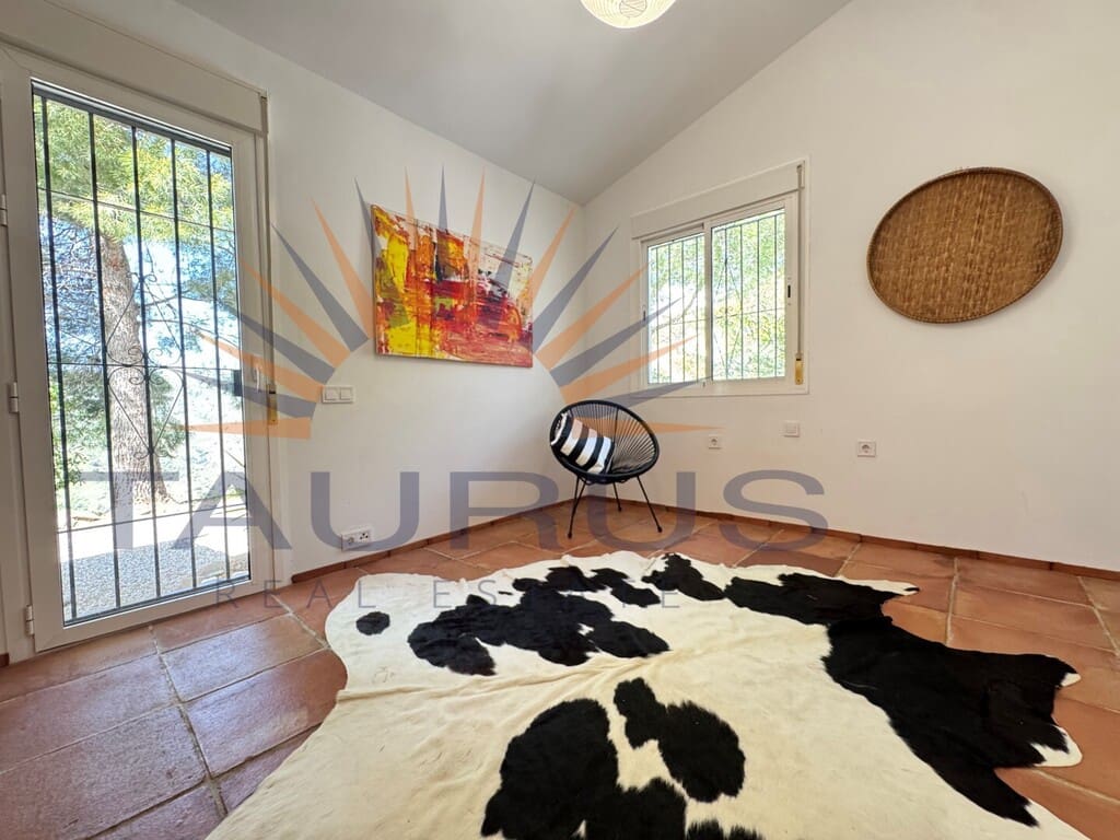 3 soveværelse Villa til salg i Sayalonga med swimmingpool - € 475.000 (Ref: 9701482)