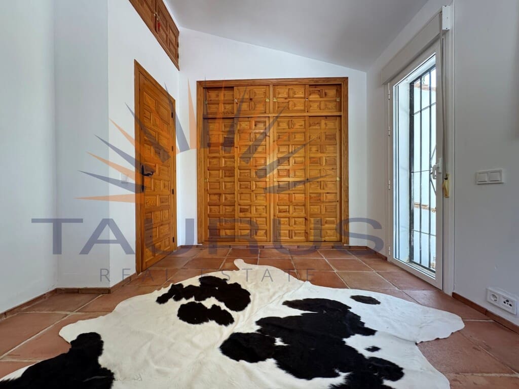 3 soveværelse Villa til salg i Sayalonga med swimmingpool - € 475.000 (Ref: 9701482)