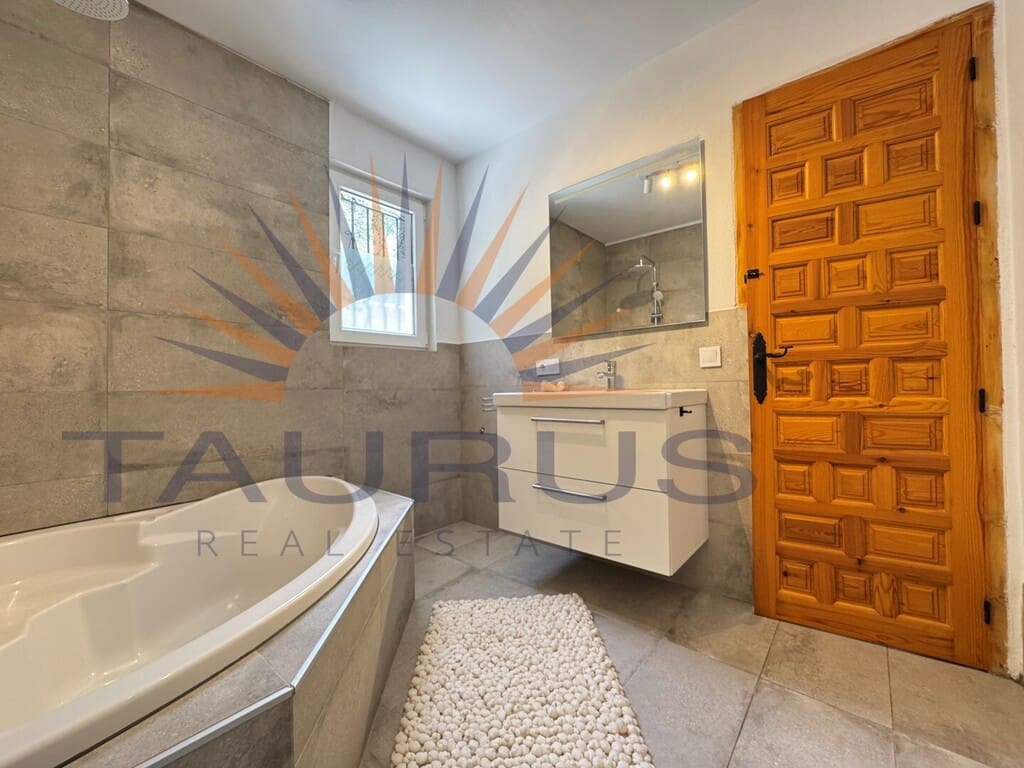 3 soveværelse Villa til salg i Sayalonga med swimmingpool - € 475.000 (Ref: 9701482)