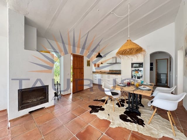 3 soveværelse Villa til salg i Sayalonga med swimmingpool - € 475.000 (Ref: 9701482)