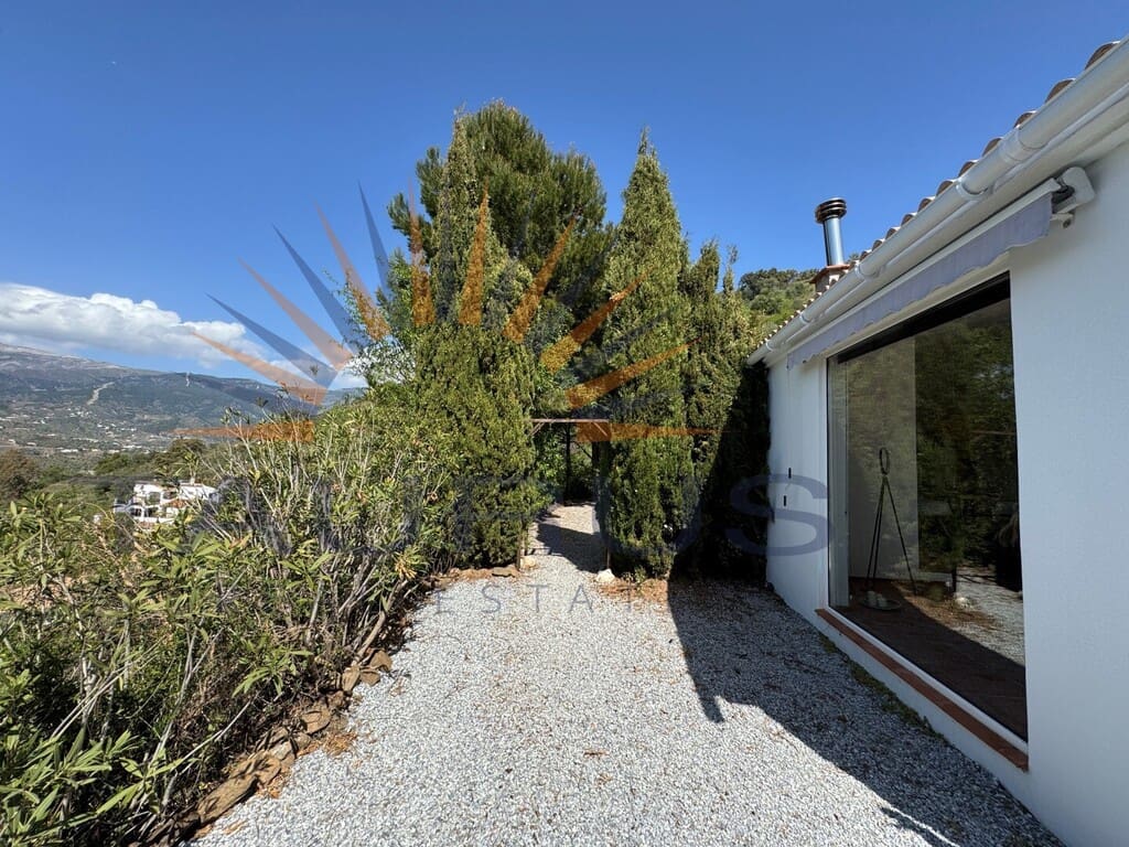 3 soveværelse Villa til salg i Sayalonga med swimmingpool - € 475.000 (Ref: 9701482)