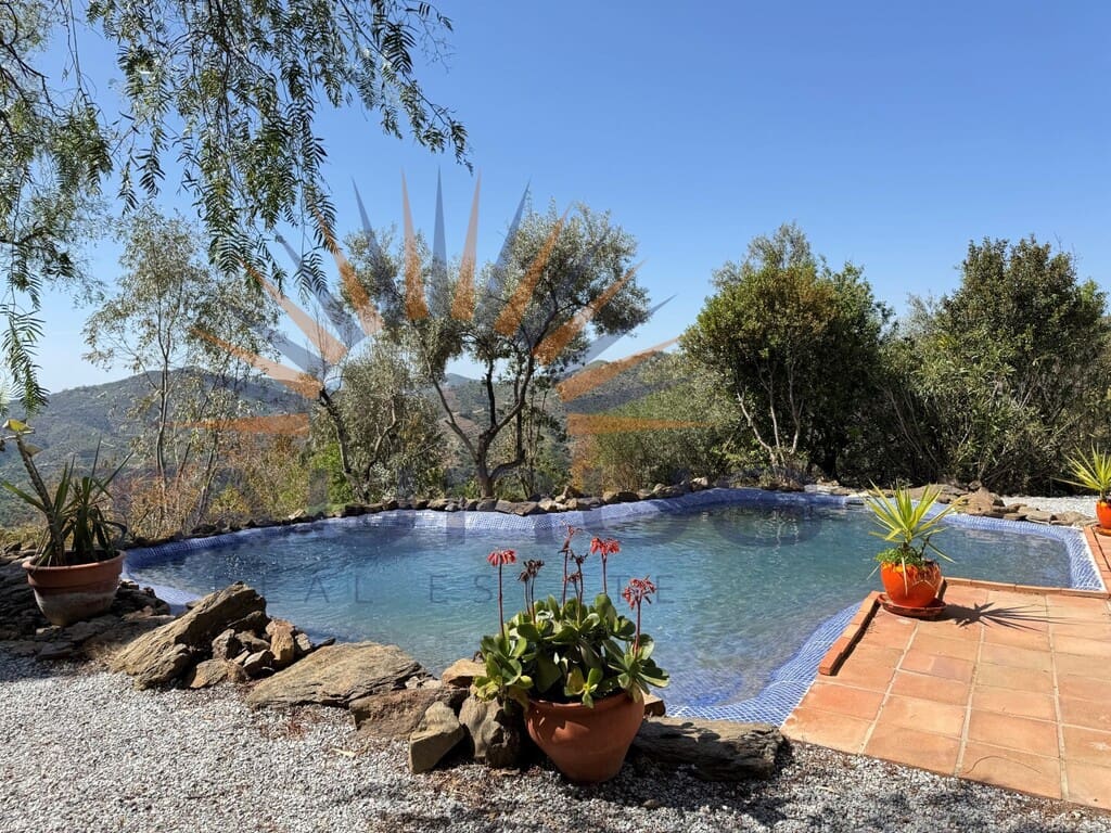 3 soveværelse Villa til salg i Sayalonga med swimmingpool - € 475.000 (Ref: 9701482)