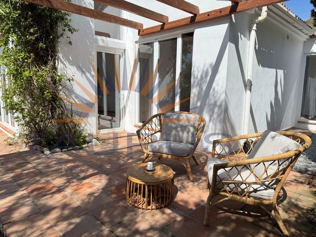 3 soveværelse Villa til salg i Sayalonga med swimmingpool - € 475.000 (Ref: 9701482)