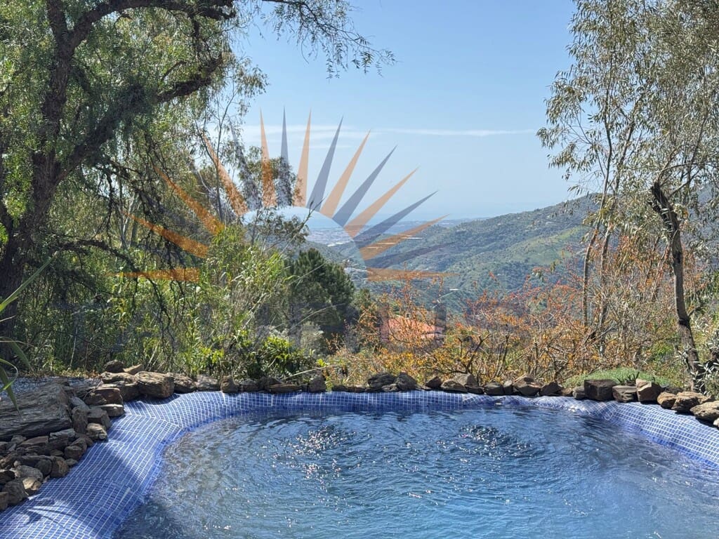 3 soveværelse Villa til salg i Sayalonga med swimmingpool - € 475.000 (Ref: 9701482)