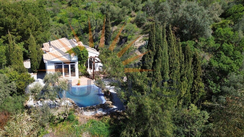 3 soveværelse Villa til salg i Sayalonga med swimmingpool - € 475.000 (Ref: 9701482)