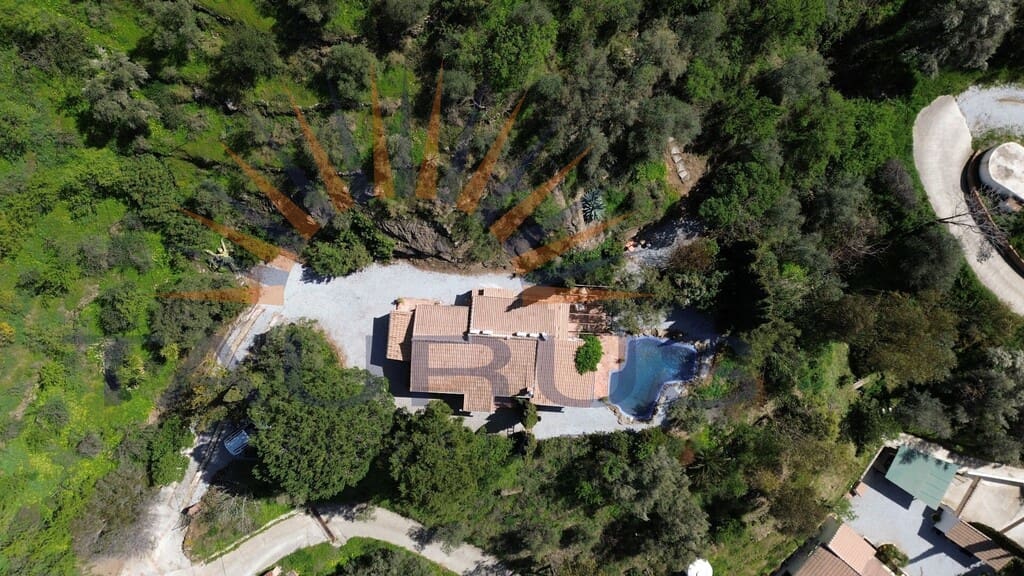 3 soveværelse Villa til salg i Sayalonga med swimmingpool - € 475.000 (Ref: 9701482)