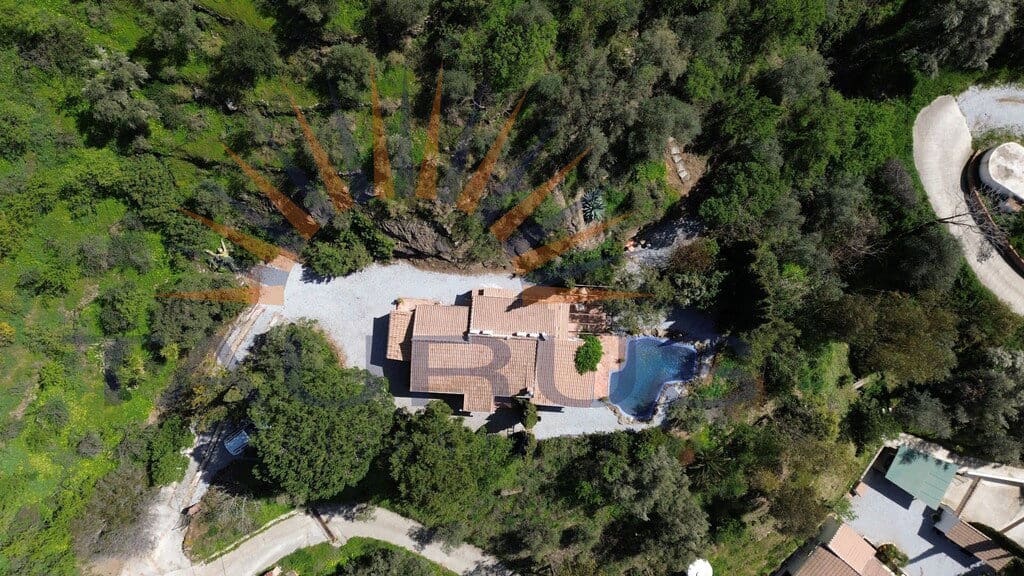 3 bedroom Villa for sale in Sayalonga with pool garage - € 475,000 (Ref: 9701482)