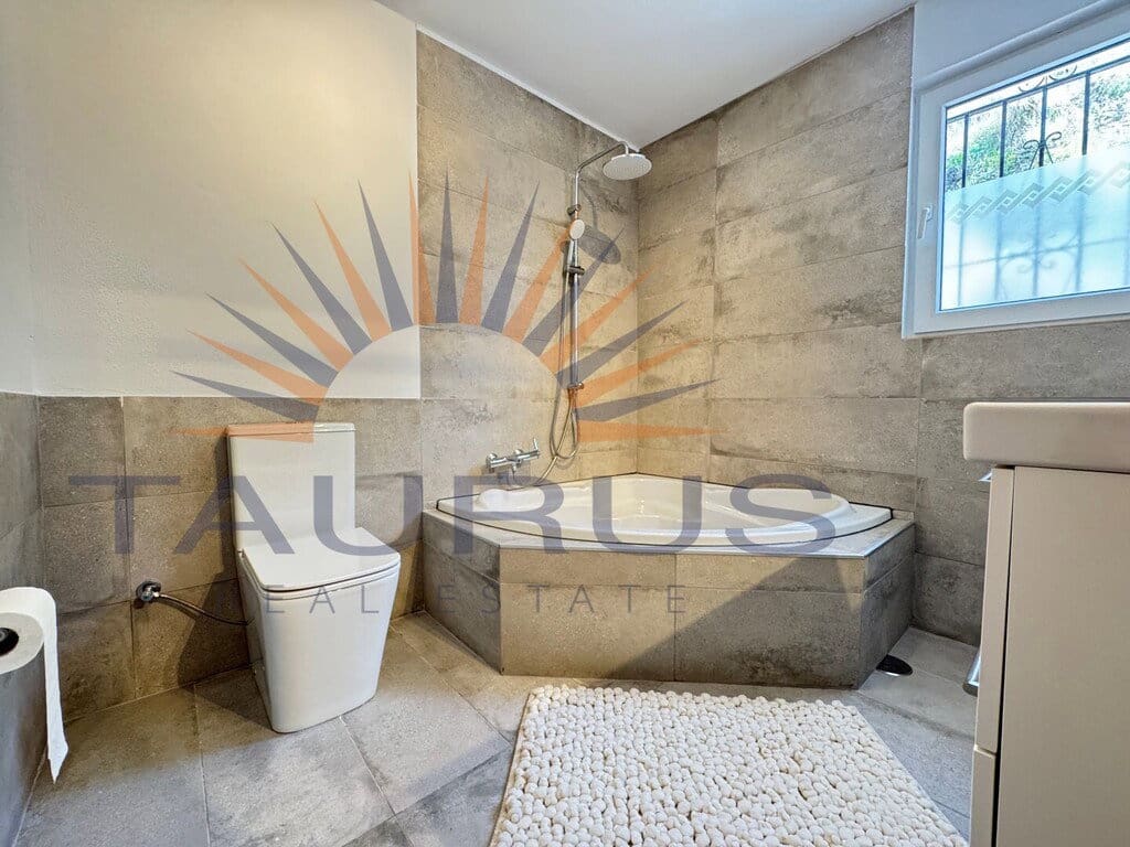 3 bedroom Villa for sale in Sayalonga with pool garage - € 475,000 (Ref: 9701482)