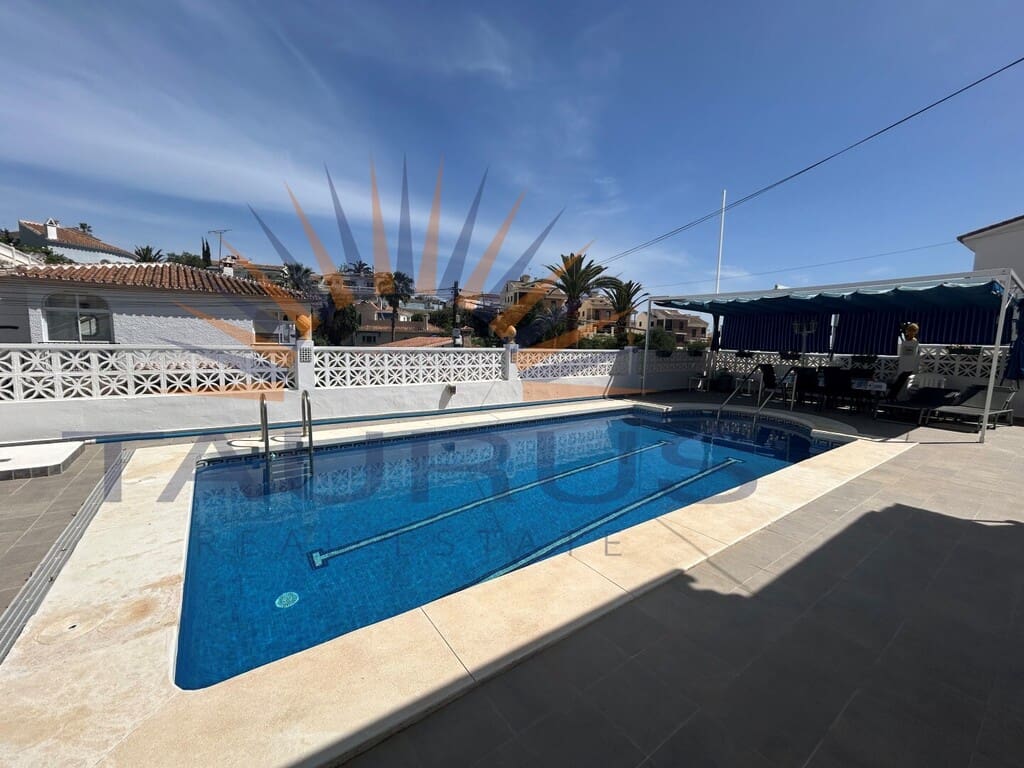 3 sypialnia Willa na sprzedaż w Caleta de Velez z basenem garażem - 620 000 € (Ref: 9790958)