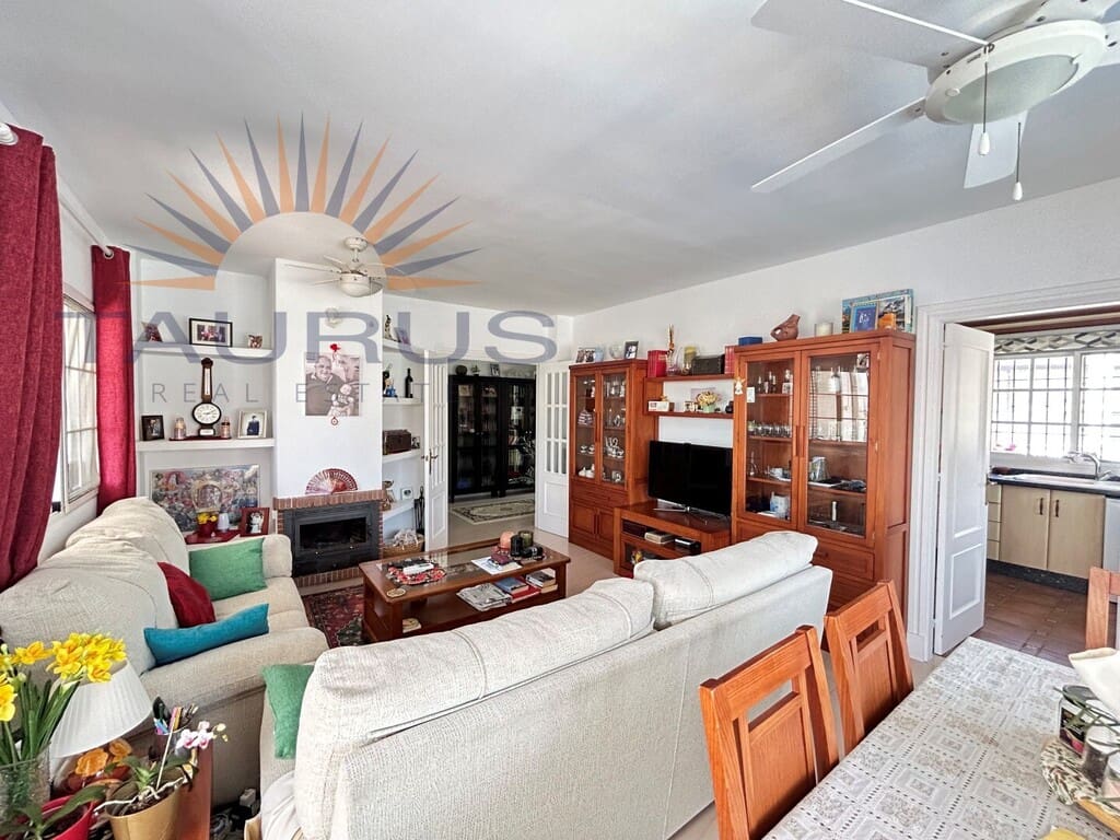 3 sypialnia Willa na sprzedaż w Caleta de Velez z basenem garażem - 620 000 € (Ref: 9790958)