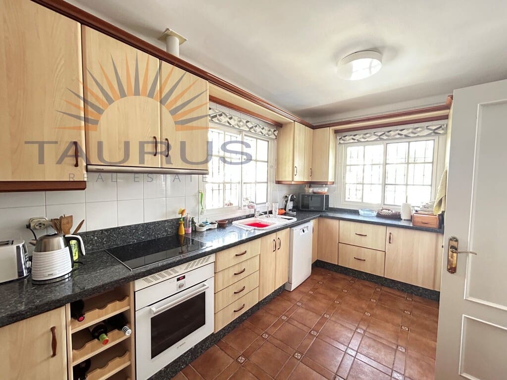 3 sypialnia Willa na sprzedaż w Caleta de Velez z basenem garażem - 620 000 € (Ref: 9790958)