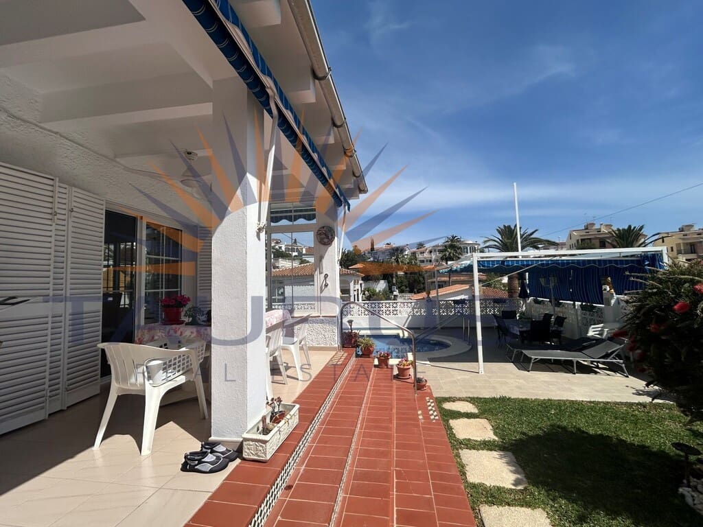 3 sypialnia Willa na sprzedaż w Caleta de Velez z basenem garażem - 620 000 € (Ref: 9790958)