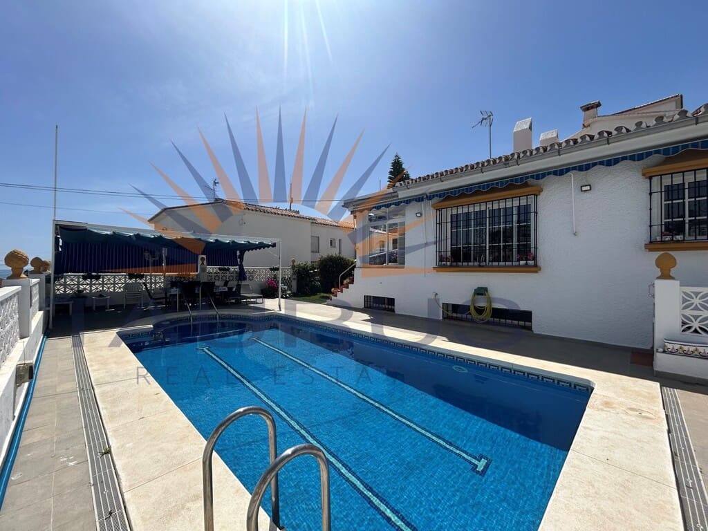 3 sypialnia Willa na sprzedaż w Caleta de Velez z basenem garażem - 620 000 € (Ref: 9790958)