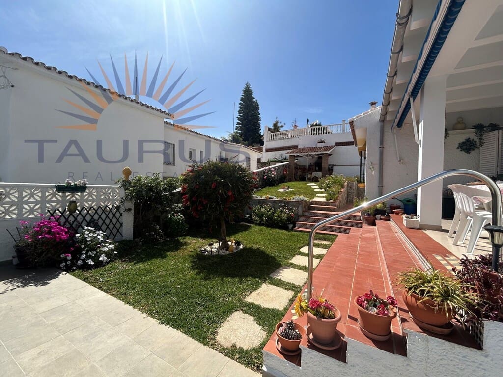 3 sypialnia Willa na sprzedaż w Caleta de Velez z basenem garażem - 620 000 € (Ref: 9790958)