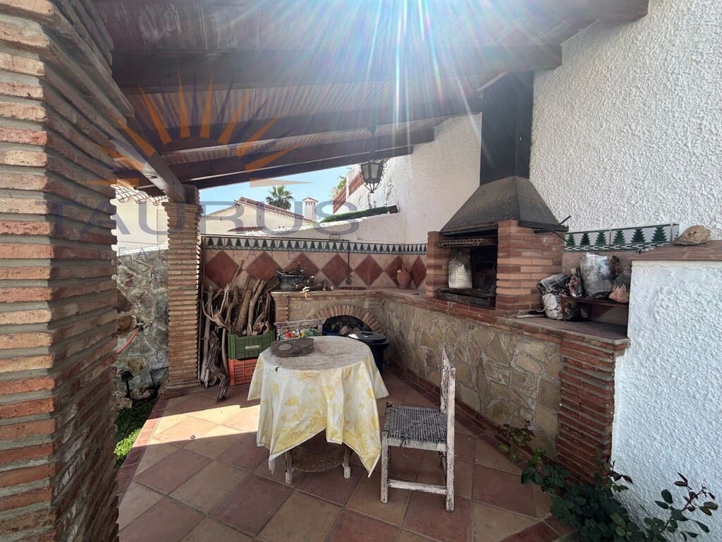 3 sypialnia Willa na sprzedaż w Caleta de Velez z basenem garażem - 620 000 € (Ref: 9790958)