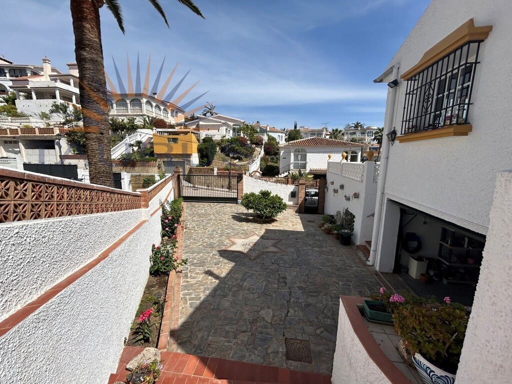 3 sypialnia Willa na sprzedaż w Caleta de Velez z basenem garażem - 620 000 € (Ref: 9790958)