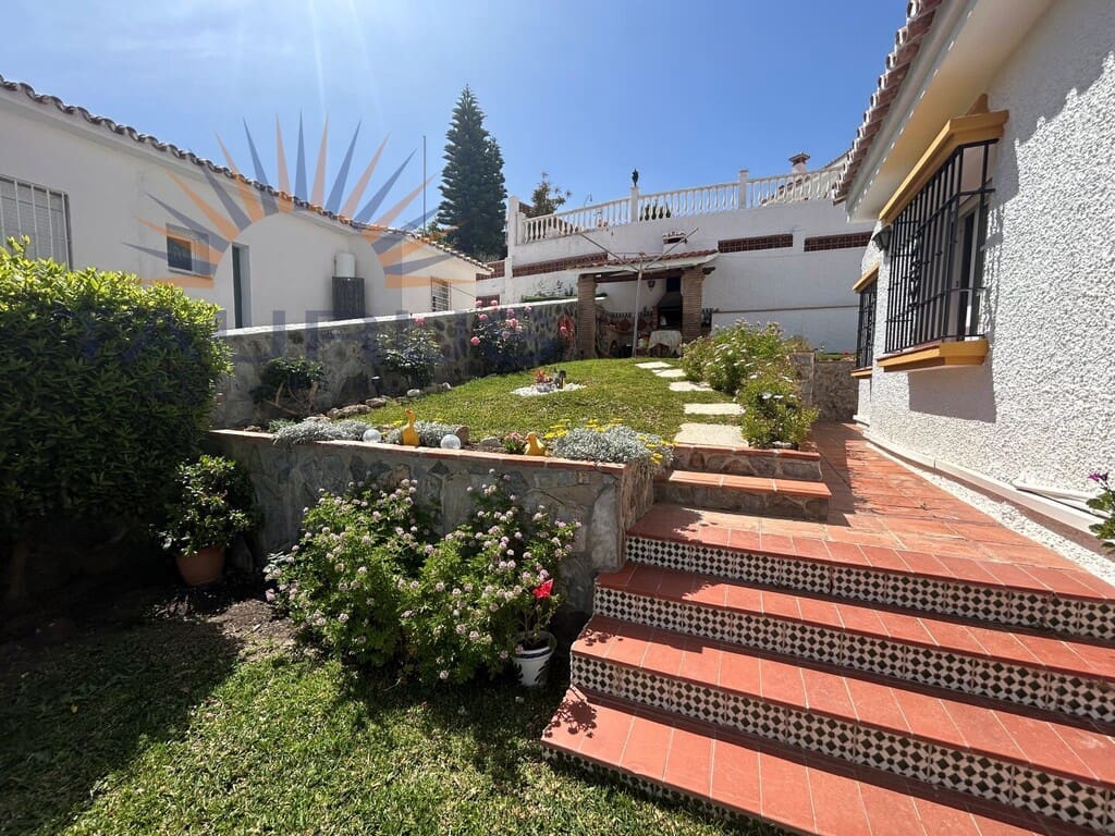 3 sypialnia Willa na sprzedaż w Caleta de Velez z basenem garażem - 620 000 € (Ref: 9790958)