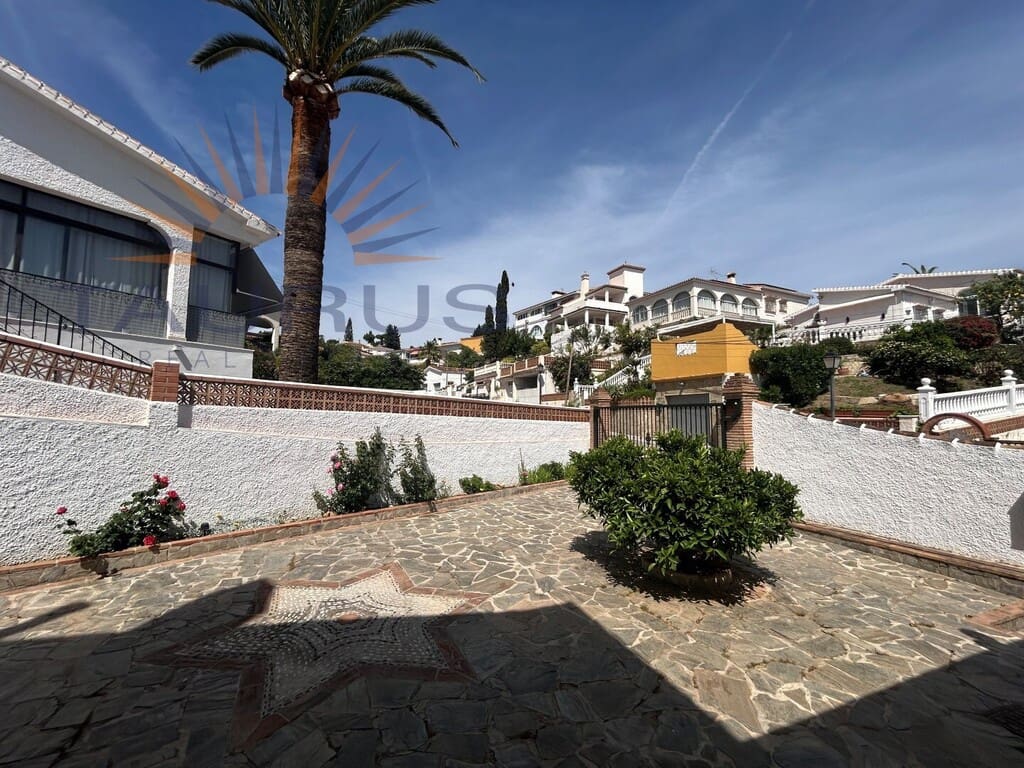 3 sypialnia Willa na sprzedaż w Caleta de Velez z basenem garażem - 620 000 € (Ref: 9790958)