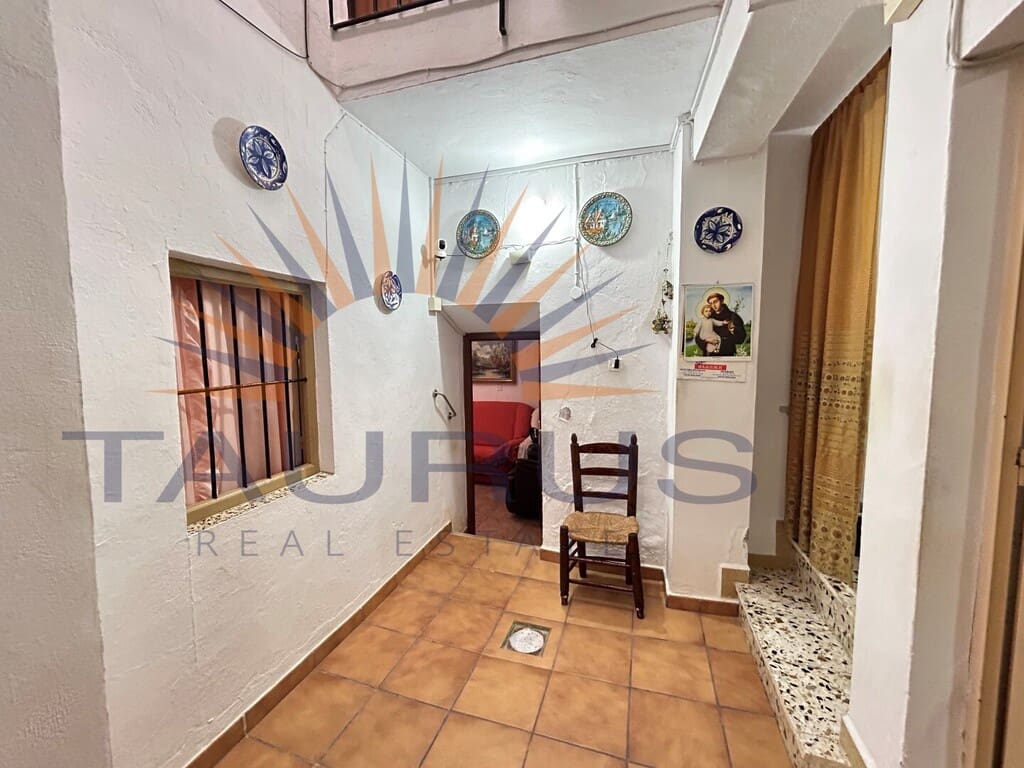 3 makuuhuone Omakotitalo myytävänä paikassa Comares mukana 
autotalli - 190 000 € (Ref: 9796865)