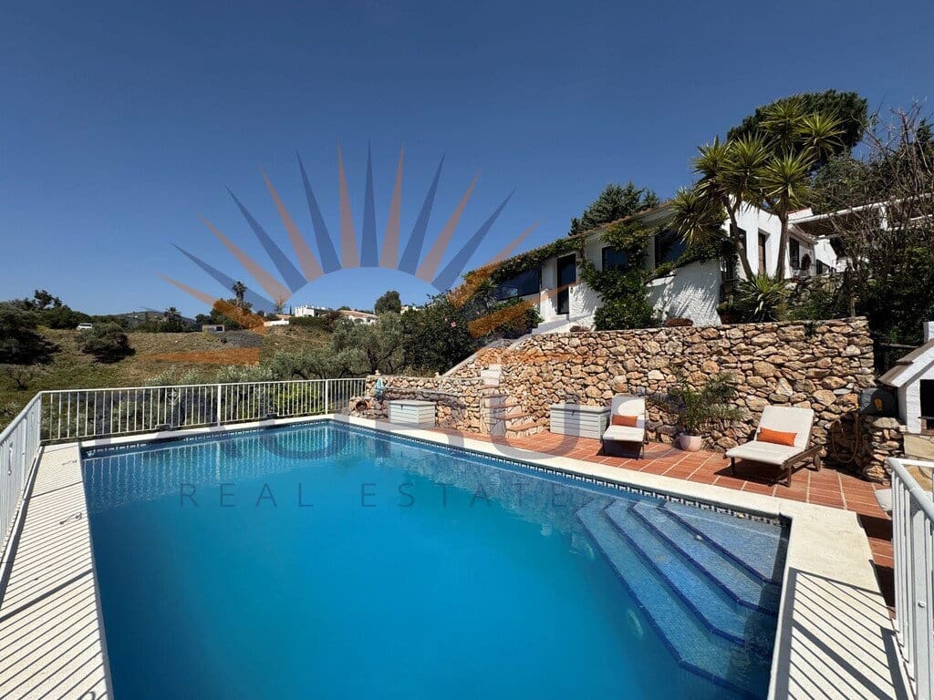 3 bedroom Villa for sale in Competa with pool garage - € 485,000 (Ref: 9804133)