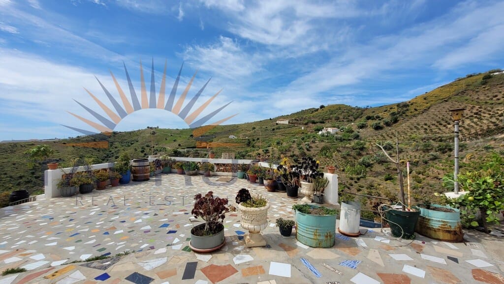 3 bedroom Finca/Country House for sale in Iznate with garage - € 270,000 (Ref: 9808171)