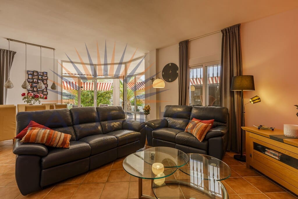 6 soveværelse Villa til salg i Sayalonga med swimmingpool garage - € 699.000 (Ref: 9822421)