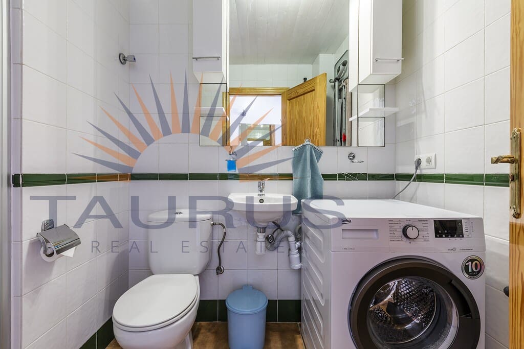 6 soveværelse Villa til salg i Sayalonga med swimmingpool garage - € 699.000 (Ref: 9822421)