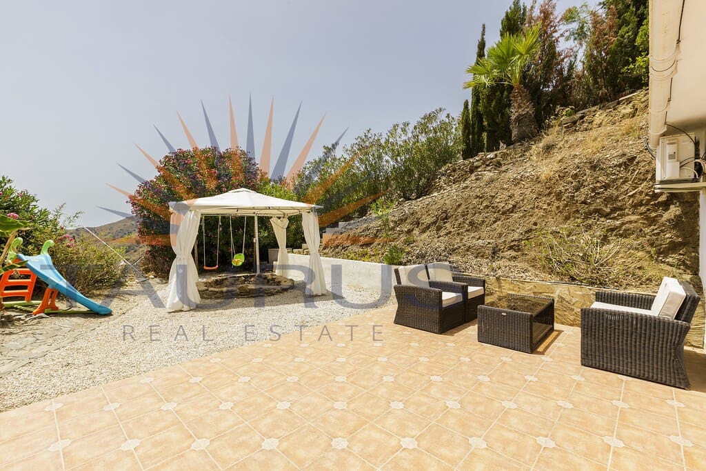 6 soveværelse Villa til salg i Sayalonga med swimmingpool garage - € 699.000 (Ref: 9822421)
